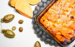 Hunajainen bataattilaatikko uunissa, tarjoiltuna ja valmiina nautittavaksi.