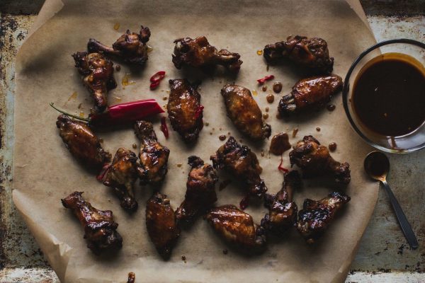 Maukkaita hunajaisia ja soijakastikkeella glaseerattuja kanansiipiä pikkujouluihin.