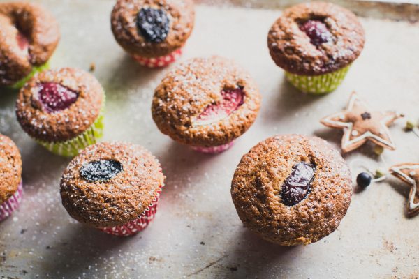 Hunajainen SAM - Joulun makuiset kuppikakut, täynnä luonnollista hunajaa ja joulun makuja.
