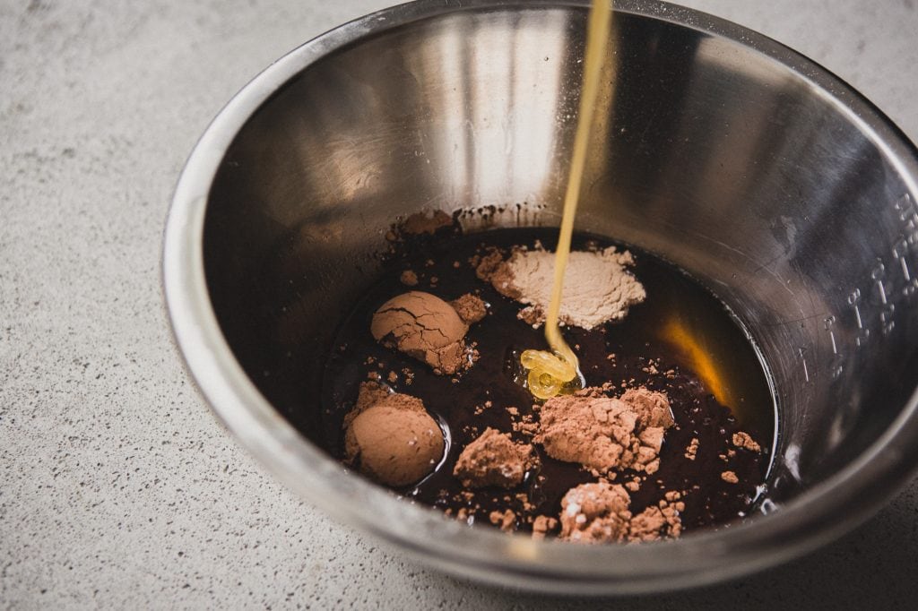 Hunaja valuu kulhoon