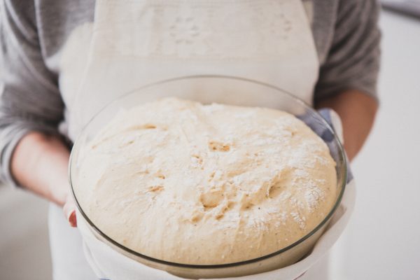 Hunajainen SAM -pullataikina, valmis kohoamaan hunajalla ja täytteellä.