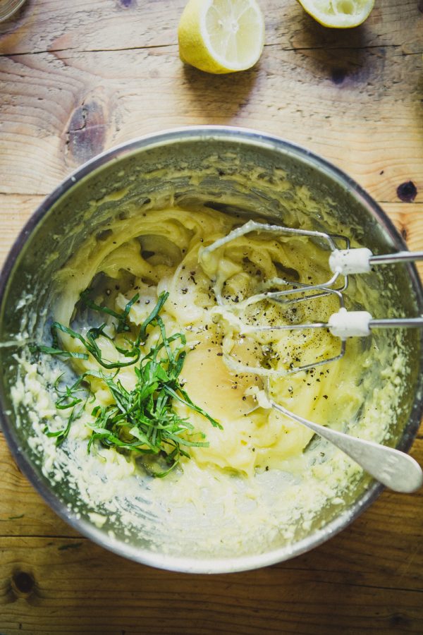 Hunajainen majoneesi, valmiina käytettäväksi piknik-eväsleipiin.