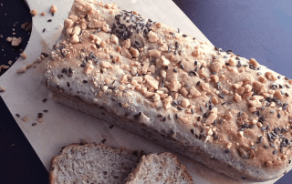 Hunajainen SAM -leipä, jossa on suklaa- ja suolapähkinöitä, sopii täydellisesti aamu- tai välipalaks.