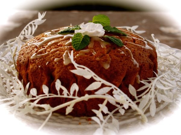 Hunajainen joulukakku, koristeltu kermavaahdolla ja mintunlehdillä.