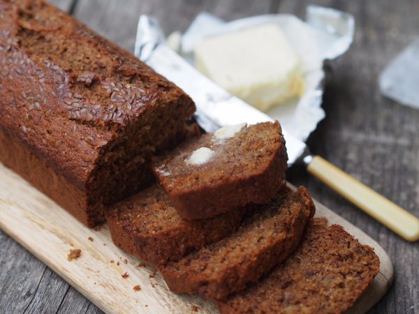 Hunaja-pellavansiemen banaanileipä, terveellinen ja maukas välipala.