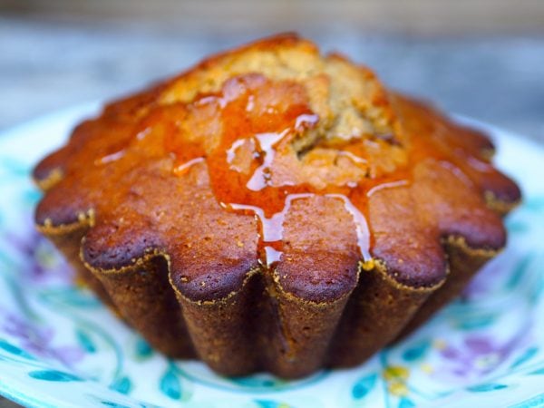 Hunajainen SAM -kakku, jossa on kaksi erilaista hunajaa ja teekakun maku.