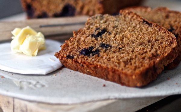 Luomuruisleipä hunajalla ja marjoilla, terveellinen välipala.