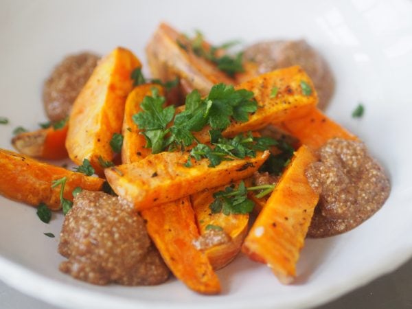 Bataattilohkot seesami-hunajakastikkeessa, tarjoiltuna herkullisessa annoksessa.