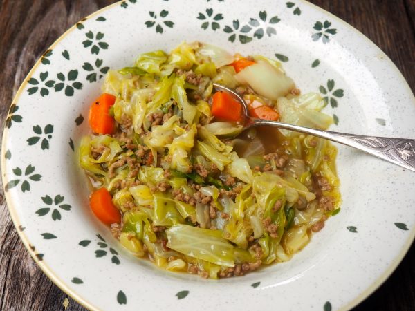 Hunajainen kaalipata, täynnä makua ja ravinteita, sopii terveelliseen ruokavalioon.