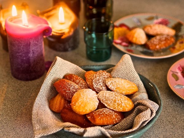 Hunajaiset Madeleine-kakkuset, makeat ja pehmeät leivonnaiset hunajalla.