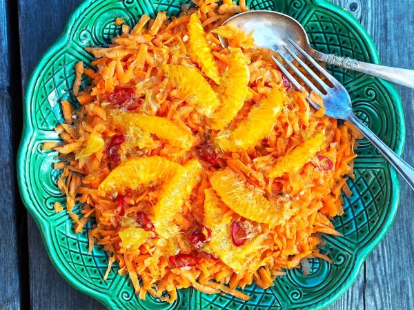 Hunajainen porkkana ja appelsiini, raikas ja makea salaatti. Sopii hyvin kevyeen ruokaan tai jälkiru.