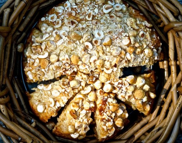 Hunajainen SAM pähkinäinen hunajakakku, joka on valmistettu luonnollisista ainesosista ja sisältää h.