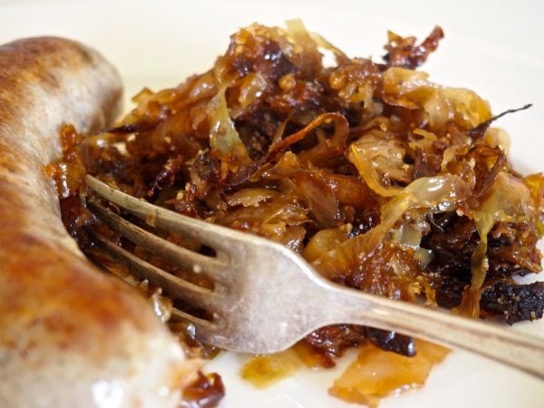 Läheltä otettu kuva hunajaisesta SAM-luumuhillosta ja leivästä, haarukka osana kuvaa.