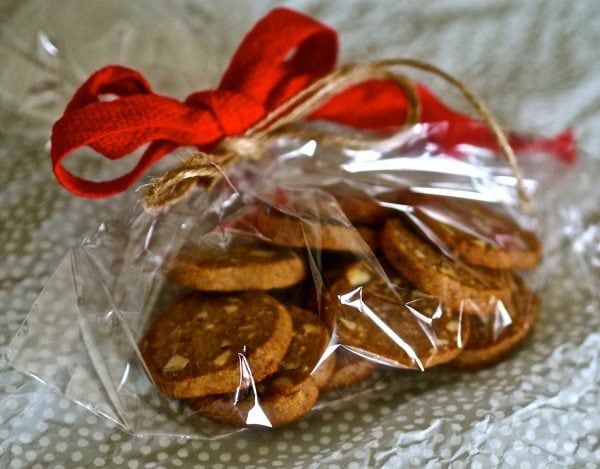 Hunajaiset mantelipikkuleivät, makeat ja rapeat joulun juhlapöytään. Valmistettu hunajasta ja mantel.