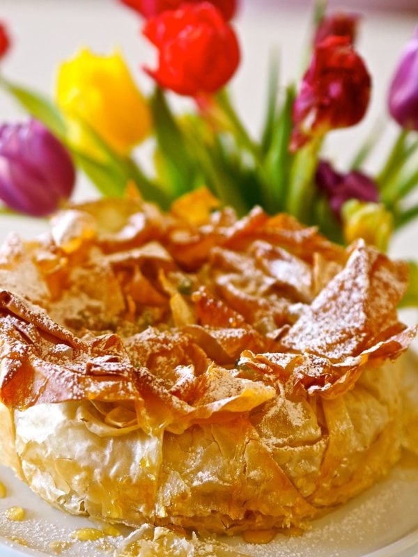 Hunajainen pääsiäiskakku, jossa on kermavaahtoa ja tuoreita kukkia. Täydellinen herkku pääsiäisen ju.