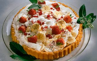 Hunajainen SAM banaanitorttu, herkullinen ja raikas jälkiruoka. Täyteläinen kermavaahto, banaanit ja.