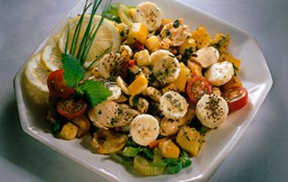 Hunajainen SAM - Hunajabroileri ja tuoreet vihannekset lautasella.