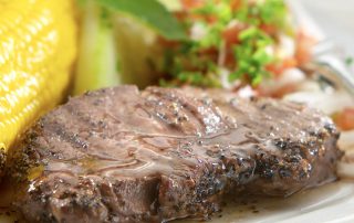 Hunajainen SAM -liha ja kasvikset, herkullinen ja mehevä annos, joka sisältää naudanlihaa, mausteita.