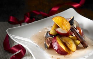 Hunajainen hedelmäsalaatti, tuoreita hedelmiä ja hunajaa.