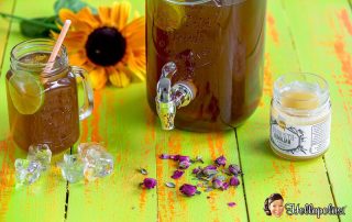 Hunajainen jäätee ruusulla ja hunajalla, raikas ja luonnollinen juoma.