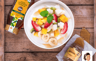 Hunajainen hedelmäsalaatti, jogurttihyytelö ja hunajainen SAM-hunaja.