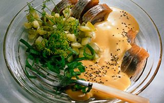 Hunajainen sinappisilli, herkullinen ja makea kalaresepti. Sopii mainiosti leivän päälle tai salaatt.