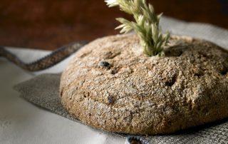 Hunajainen joululeipä, jossa on luonnollinen maku ja mehevä rakenne.