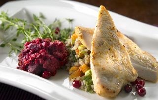 Hunajainen kalkkuna ja marjainen kastike, tarjoiltuna kauniisti lautasella.