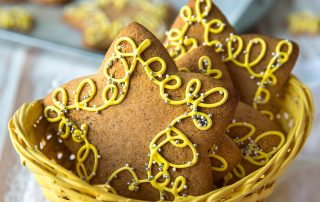 Tähtipiparit koristeltu keltaisella sokerimassalla ja koristeilla, sopivat juhliin ja lahjoiksi.