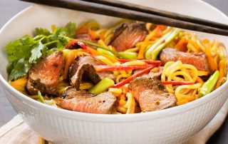 Hunaja ja chili-bbq-karitsaa tarjoiltuna herkullisessa kulhossa. Täyteläinen makuyhdistelmä ja tuore.