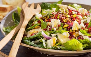 Hunajainen salaatti vuohenjuustolla ja granaattiomenalla.