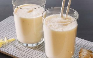 Hunaja, inkivääri ja banaani smoothie, terveellinen ja raikas juoma.