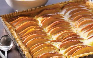 Inkivääri-omenapiirakka hunajalla ja kanelilla, herkullinen jälkiruoka.