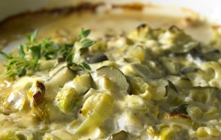 Uunikala valmistettuna tuoreista vihanneksista ja hunajasta, herkullinen ja terveellinen ateria.