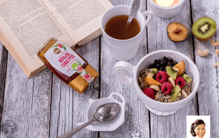 Hunajainen SAM -tuorepuuro, hedelmät ja hunajainen tee, terveellinen aamiainen.