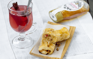 Kasvis-homejuustopasteijat ja glögi tarjoiltuna Hunajainen SAM:in tuotteilla.