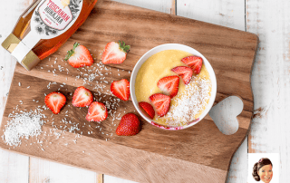 Smoothiebowl kookoksisella hunajalla ja tuoreilla mansikoilla.