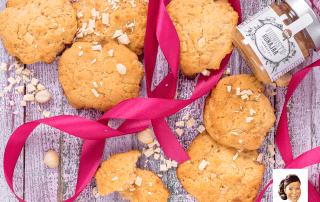 Valkosuklaa-macadamiakakkuset, hunajainen maku, kauniisti koristeltu.