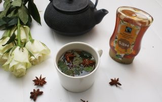 Hunajainen SAM - Talvinen minttutee, luonnollinen ja raikas hunajatee, täydellinen talviseen hetkeen.