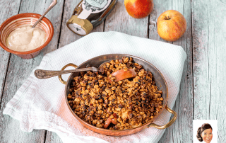 Hunajainen omenamysli paistos, terveellinen ja herkullinen aamiainen.