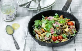 Kasvispaistos paistinpannulla, sisältää quinoa, vihanneksia ja tuoreita yrttejä.