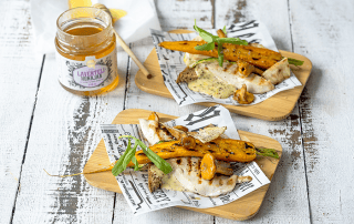 Hunajainen SAM - Satokauden illanistujaisleipä, jossa on hunajaa ja paikallisia raaka-aineita.