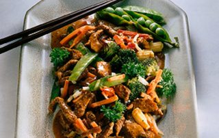 Hunajainen SAM -hunajakanawokki, täynnä tuoreita vihanneksia ja mehevää kanaa, valmistettu hunajalla.