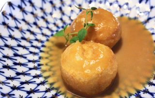 Hunajakaramelliomenat, makeat ja mehukkaat karamellisoidut omenat hunajaisessa siirapissa.