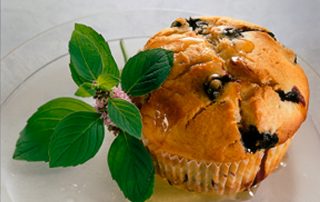 Hunajainen marjamuffini, täynnä tuoreita marjoja ja hunajaa, sopii täydellisesti jälkiruoaksi tai vä.