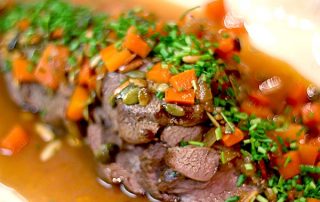 Karitsan paahtopaisti ja kasviksia, herkullinen ja mehevä.