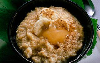 Hunajainen SAM -hunajainen aamupuuro, joka sisältää luonnollista hunajaa ja banaania.