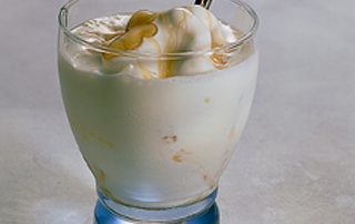 Hunajasmoothie, jossa on luonnollista hunajaa ja jogurttia, sopii hyvin aamiaiseksi tai välipalaksi.