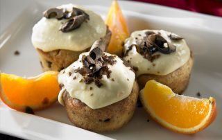 Hunajainen joulukakku muffinssit kermavaahdolla ja suklaarouheella.