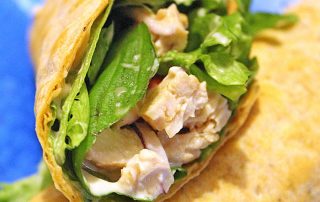 Kananpoika-rieskarullat täynnä tuoreita vihanneksia ja kanaa, tarjoiltuna herkullisessa wrapissa.